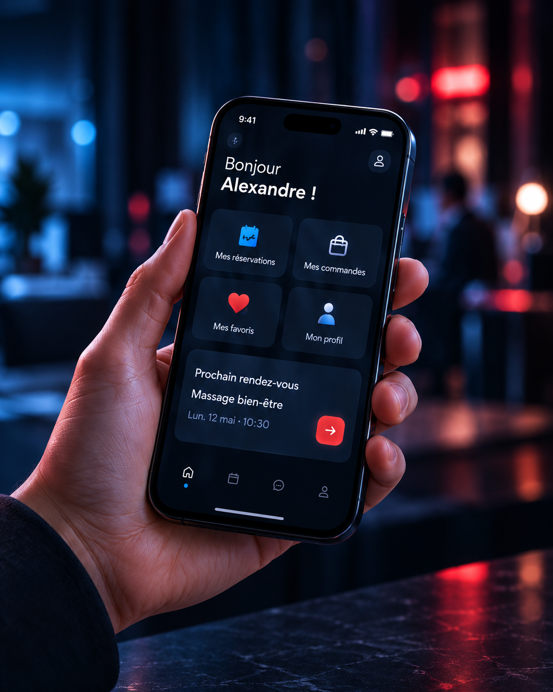 Application espace client sur un smartphone tenu en main