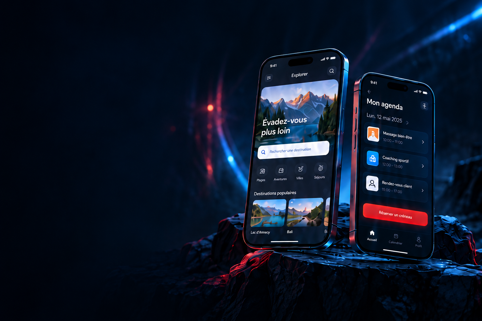 Deux smartphones présentant des applications de voyage et de réservation